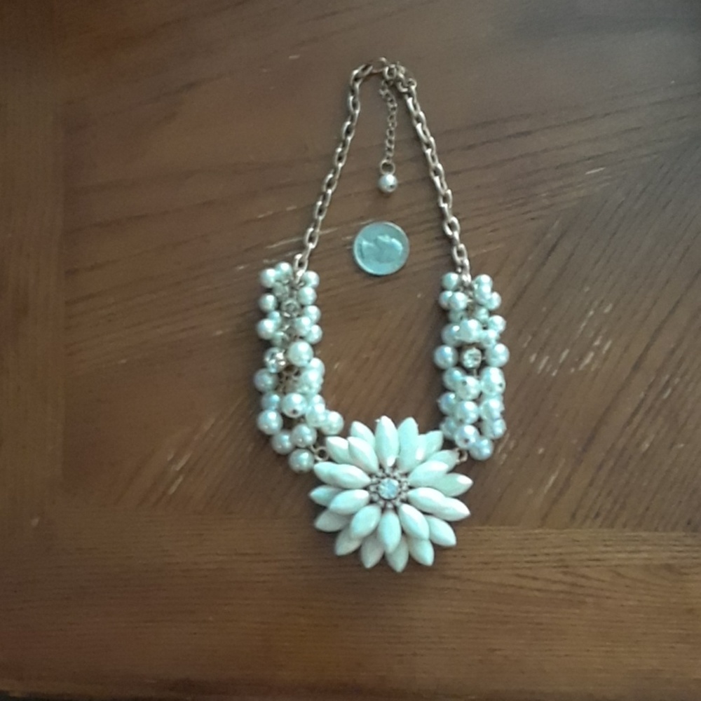 Vintage white floral and faux Pearl necklace.